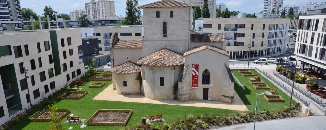 Vieille Eglise Saint-vincent tramway et bâtiments de la zac centre-ville